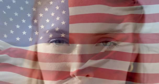Animação Bandeira Dos Eua Sobre Mulher Caucasiana Conceito Patriotismo Celebração — Vídeo de Stock