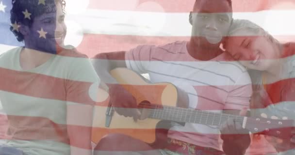 Анімація Прапора Сша Над Щасливими Різноманітними Друзями Які Грають Гітарі — стокове відео