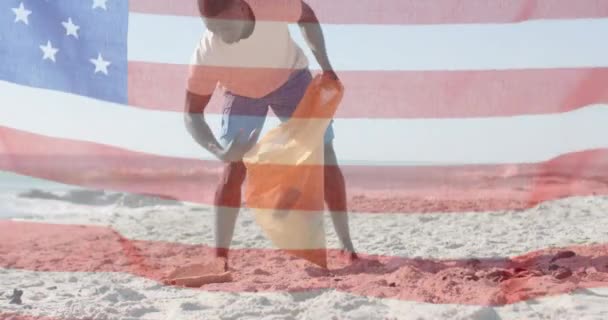 Animación Bandera Sobre Reciclaje Hombres Afroamericanos Playa Verano Patriotismo Americano — Vídeo de stock