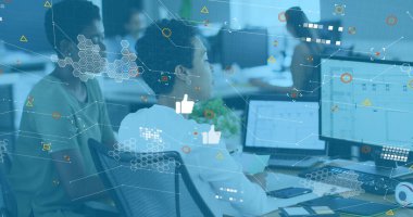 Sosyal medya tepkilerinin ve çeşitli kadın iş arkadaşları üzerindeki ikonların görüntüsü. Sosyal medya, iletişim, iş ve teknoloji konsepti dijital olarak oluşturuldu.