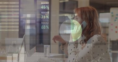 Kafkasyalı iş kadınının telefonda konuştuğu veri işleme görüntüsü. Küresel iş ve dijital arayüz kavramı dijital olarak oluşturulmuş görüntü.