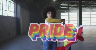 Gökkuşağı gururu, gökkuşağı bayrağı taşıyan Afrikalı Amerikalı bir kadın. lgbt hakları ve eşitlik kavramı dijital olarak oluşturuldu.