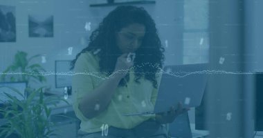 Ofisinde bilgisayar olan melez bir kadın için değişen rakamların görüntüsü. İş, finans, ekonomi, veri işleme ve teknoloji konsepti dijital olarak oluşturulmuş görüntü.