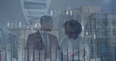 Ofisteki çeşitli işadamları ve iş kadınlarının mali grafikleri. İş, finans, ekonomi ve teknoloji konsepti dijital olarak oluşturulmuş imaj.