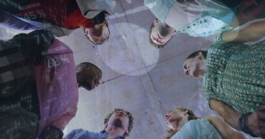 Çeşitli iş adamlarının takım çalışması üzerine veri işleme görüntüsü. Küresel iş ve dijital arayüz kavramı dijital olarak oluşturulmuş görüntü.