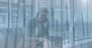 Ofiste oturan ve akıllı telefon kullanan Kafkas iş kadınının mali grafikleri. İş, finans, ekonomi ve teknoloji konsepti dijital olarak oluşturulmuş imaj.