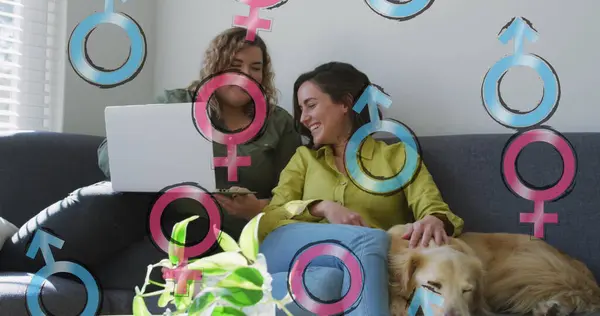 Immagine Simboli Maschili Femminili Sulla Coppia Lesbica Utilizzando Computer Portatile — Foto Stock