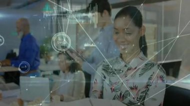 Ofisteki mutlu çift ırklı iş kadını üzerinden ağ ve veri işleme animasyonu. İş, bağlantı, takım çalışması, dijital arayüz ve iletişim, dijital olarak oluşturulmuş video.