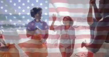 Sahilde beşlik çakan çeşitli arkadaşlara karşı Amerikan bayrağının animasyonu. Vatanseverlik ve kutlama konsepti dijital olarak oluşturulmuş video.
