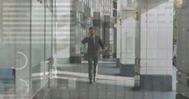 Beyaz iş adamının akıllı telefondan konuşup yürüdüğü grafiklerin ve grafiklerin animasyonu. İş, bağlantı, ofis, dijital arayüz ve iletişim, dijital olarak oluşturulmuş video.