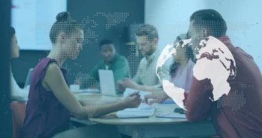 Dünya haritası animasyonu ve farklı erkek ve kadın meslektaşlar arasında gelişigüzel bir ofis toplantısı. İş, takım çalışması, ağ, dijital arayüz ve küresel iletişim, dijital olarak oluşturulmuş video.