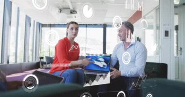 Sıradan toplantılarda dizüstü bilgisayar kullanan beyaz meslektaşların grafik ve çizelgelerinin incelenmesi. İş, veri, bağlantı, ofis, dijital arayüz ve iletişim, dijital olarak oluşturulmuş video.