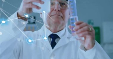 Kafkas erkek bilim adamının laboratuvardaki bağlantıları ve veri işleme ağının animasyonu. Küresel bilim, bağlantılar, hesaplama ve veri işleme kavramı dijital olarak oluşturulmuş video.