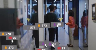 Sosyal medya bildirimlerinin gündelik ofiste konuşan çeşitli meslektaşlarla ilgili animasyonu. İş, veri, takım çalışması, ağ, dijital arayüz ve küresel iletişim, dijital olarak oluşturulmuş video.