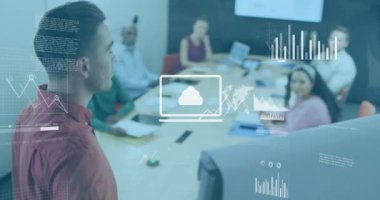Kafkasyalı sıradan iş adamının ofis toplantısında sunduğu verilerin işleme konulu çizelgelerin canlandırılması. İş, takım çalışması, ağ, dijital arayüz ve küresel iletişim, dijital olarak oluşturulmuş video.
