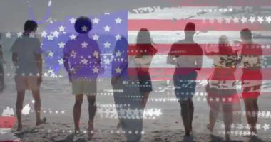 Amerika bayrağının yaz aylarında sahildeki çeşitli mutlu arkadaşlara karşı animasyonu. Amerikan vatanseverliği, çeşitlilik ve tatil konsepti dijital olarak oluşturulmuş video.