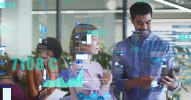 Sıradan bir ofiste tabletle mutlu meslektaşlar üzerinde veri işleme çizelgelerinin animasyonu. İş, takım çalışması, ağ, dijital arayüz ve küresel iletişim, dijital olarak oluşturulmuş video.