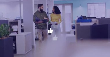 Ofisteki çeşitli iş adamlarının başparmak kaldırma ikonlarının canlandırılması. Küresel finans, iş, bağlantılar, hesaplama ve veri işleme kavramı dijital olarak oluşturulmuş video.