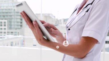 Tablet kullanan gülümseyen beyaz kadın doktor üzerinde insan ikonlarının canlandırılması. Bağlantı, veri, sağlık hizmetleri, tıbbi hizmetler, hastane ve iletişim, dijital olarak oluşturulmuş video.