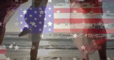 Amerika bayrağının yaz aylarında sahildeki çeşitli mutlu arkadaşlara karşı animasyonu. Amerikan vatanseverliği, çeşitlilik ve tatil konsepti dijital olarak oluşturulmuş video.