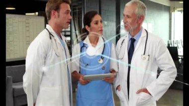 Tablet kullanan gülümseyen beyaz kadın ve erkek doktorların ağ animasyonu. Bağlantı, veri, sağlık hizmetleri, tıbbi hizmetler, takım çalışması, hastane ve iletişim, dijital olarak oluşturulmuş video.