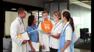 Tabletle konuşan çeşitli kadın ve erkek doktorlar üzerinde alışveriş ikonları ağı animasyonu. Sağlık hizmetleri, tıbbi hizmetler, takım çalışması, hastane ve iletişim, dijital olarak oluşturulmuş video.
