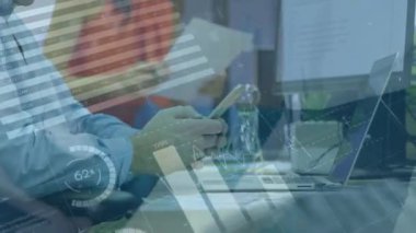Ofiste akıllı telefon kullanan beyaz iş adamının finansal veri işleme animasyonu. Küresel finans, iş, bağlantılar, hesaplama ve veri işleme kavramı dijital olarak oluşturulmuş video.