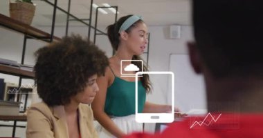 Medya ve veri simgelerinin gündelik ofis toplantılarındaki farklı kadın meslektaşlar üzerinde canlandırılması. İş, bağlantı, takım çalışması, dijital arayüz ve iletişim, dijital olarak oluşturulmuş video.