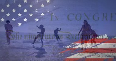 Amerika bayrağının yaz aylarında sahildeki çeşitli mutlu arkadaşlara karşı animasyonu. Amerikan vatanseverliği, çeşitlilik ve tatil konsepti dijital olarak oluşturulmuş video.
