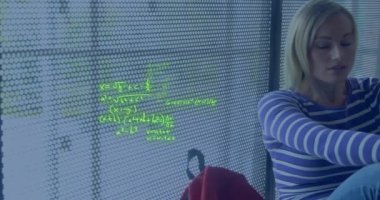 Okul koridorunda oturan endişeli beyaz kız öğrencinin denklemlerinin animasyonu. Öğrenme, eğitim, veri, bilim, matematik ve iletişim, dijital olarak oluşturulmuş video.