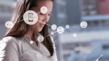 Tablet kullanan gülümseyen Asyalı kadının medya ağının animasyonu. Bağlantı, veri, yaşam tarzı, ağ ve iletişim, dijital olarak oluşturulmuş video.