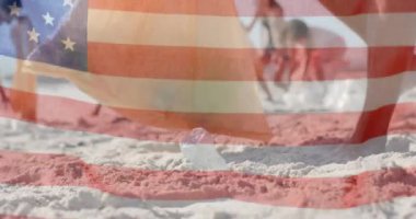 Amerika bayrağının yaz aylarında kumsalda geri dönüşümlü mutlu arkadaşlara göre canlandırılması. Amerikan vatanseverliği, çeşitlilik ve tatil konsepti dijital olarak oluşturulmuş video.