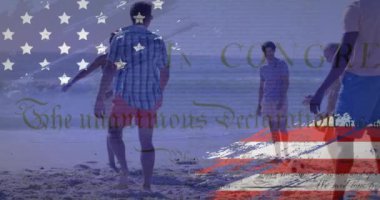 Amerika bayrağının animasyonu yaz aylarında sahilde top oynayan farklı arkadaşlara karşı. Amerikan vatanseverliği, çeşitlilik ve tatil konsepti dijital olarak oluşturulmuş video.