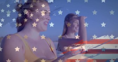 Yazın sahilde sörf tahtası olan beyaz bayrak üzerinde ABD bayrağının canlandırılması. Amerikan vatanseverliği, çeşitlilik ve tatil konsepti dijital olarak oluşturulmuş video.