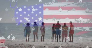 Amerika bayrağı ve yıldızların sahildeki farklı arkadaşlar üzerindeki animasyonu. Vatanseverlik ve kutlama konsepti dijital olarak oluşturulmuş video.