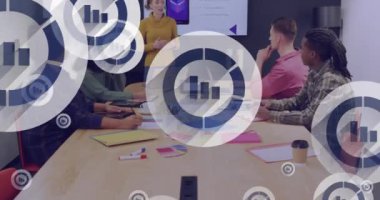 Ofisteki çeşitli iş adamları üzerinde dijital iş simgelerinin canlandırılması. Küresel finans, iş, bağlantılar, hesaplama ve veri işleme kavramı dijital olarak oluşturulmuş video.