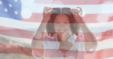 Amerika bayrağının yaz aylarında sahildeki çeşitli mutlu arkadaşlara karşı animasyonu. Amerikan vatanseverliği, çeşitlilik ve tatil konsepti dijital olarak oluşturulmuş video.