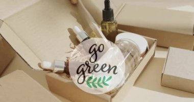 Canlı yeşil metin ve yaprak logosu organik güzellik ürünlerini düz ambalajla kaplıyor. Refah, güzellik ve ekoloji, organik, kişisel bakım ve doğal ürünler kampanyası, dijital olarak üretilen video.
