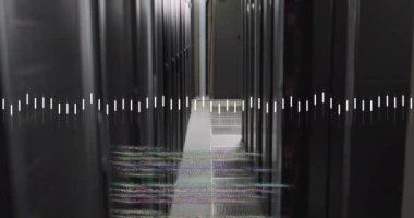 Karanlık bilgisayar sunucu odasında işlenen veri akışı ve metin veri dosyalarının animasyonu. Bağlantı, veri, işleme, iş, dijital arayüz ve iletişim, dijital olarak oluşturulmuş video.