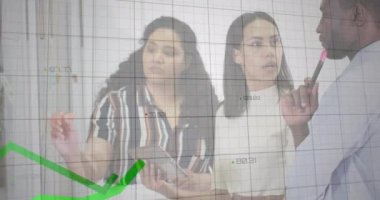 Değişik meslektaşların gelişigüzel ofislerde beyin fırtınası yaptıkları yeşil grafik işlemlerinin animasyonu. İş, veri, takım çalışması, ağ, dijital arayüz ve iletişim, dijital olarak oluşturulmuş video.