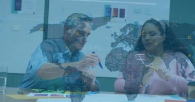 Dünya haritası animasyonu ve ofis toplantısındaki çeşitli erkek ve kadın meslektaşlar hakkındaki veriler. İş, takım çalışması, ağ, dijital arayüz ve küresel iletişim, dijital olarak oluşturulmuş video.