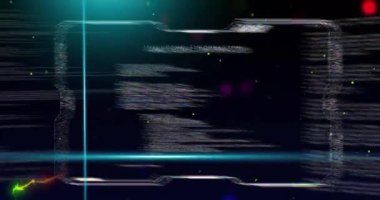 Mavi tarayıcı ışınlarının ve ışık izlerinin animasyonu arayüz üzerinde bilgiyi analiz ediyor, siyah üzerine. Bağlantı, veri, ai, işleme, dijital arayüz ve iletişim, dijital olarak oluşturulmuş video.