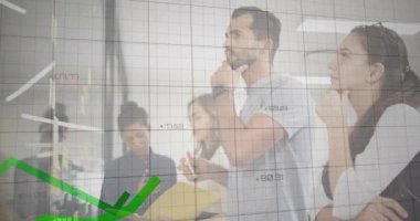 Gündelik ofiste beyin fırtınası yapan çeşitli meslektaşların veri işleme çizelgelerinin animasyonu. İş, veri, takım çalışması, ağ, dijital arayüz ve küresel iletişim, dijital olarak oluşturulmuş video.