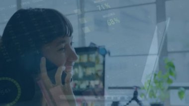 Ofiste akıllı telefon kullanan Kafkas iş kadınının finansal veri işleme animasyonu. Küresel finans, iş, bağlantılar, hesaplama ve veri işleme kavramı dijital olarak oluşturulmuş video.