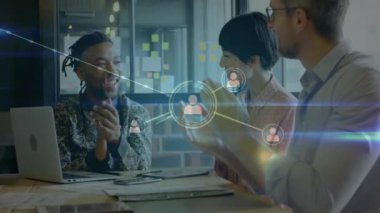 Sıradan ofis toplantılarında farklı meslektaşların el çırpması üzerine insan ikonlarının animasyonu. İş, bağlantı, takım çalışması, dijital arayüz ve iletişim, dijital olarak oluşturulmuş video.