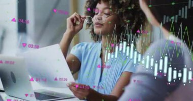 Çift ırklı iş kadınının ofisteki meslektaşıyla konuşması üzerine grafik işleme verilerinin animasyonu. İş, bağlantı, takım çalışması, dijital arayüz ve iletişim, dijital olarak oluşturulmuş video.