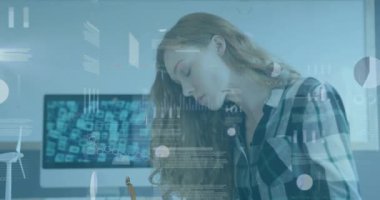 Ofiste gülümseyen beyaz iş kadını hakkında veri işleme grafikleri ve çizelgelerin animasyonu. İş, bağlantı, ofis, dijital arayüz ve iletişim, dijital olarak oluşturulmuş video.