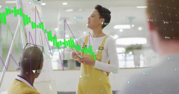 Animacja Danych Przetwarzania Wykresów Nad Dwurasową Bizneswoman Prezentującą Się Spotkaniu — Wideo stockowe