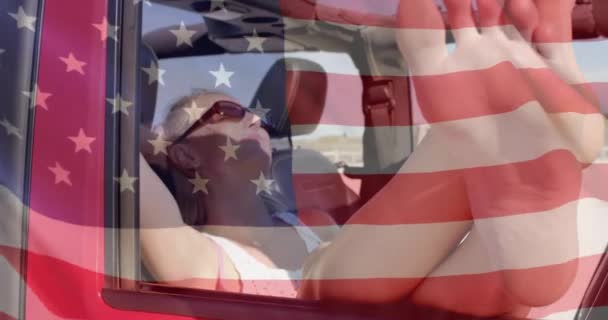 해변에서 자동차에 코카서스 여성을 미국의 국기의 애니메이션 애국심 다양성 디지털 — 비디오