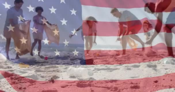 美国国旗在快乐多样的朋友身上飘扬 在海滩上循环利用 美国的爱国主义 多样性和度假概念数码视频 — 图库视频影像
